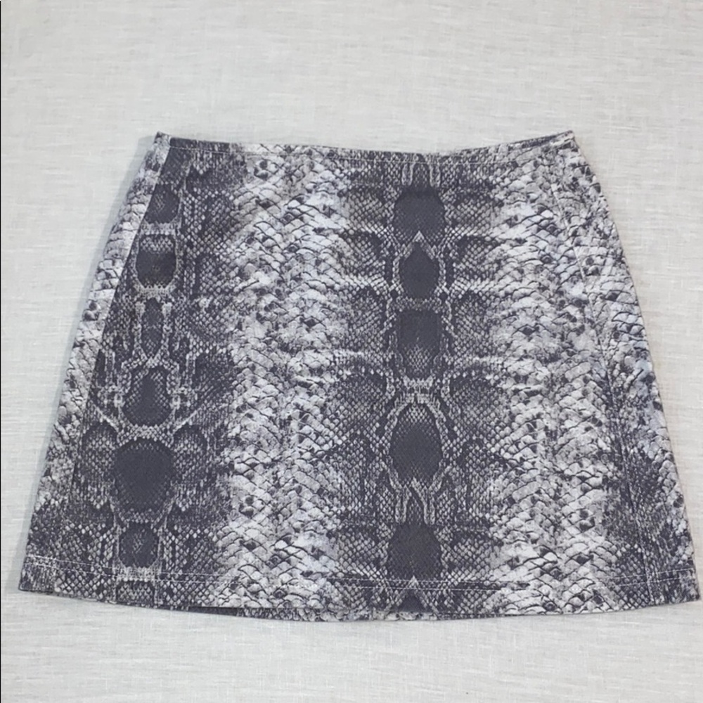 Urban Outfitters Snake Skin Skirt Size med…